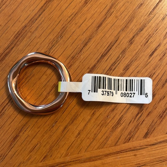 Woman’s stackable beveled rose gold plated ring size 8. NWT - Picture 3 of 5